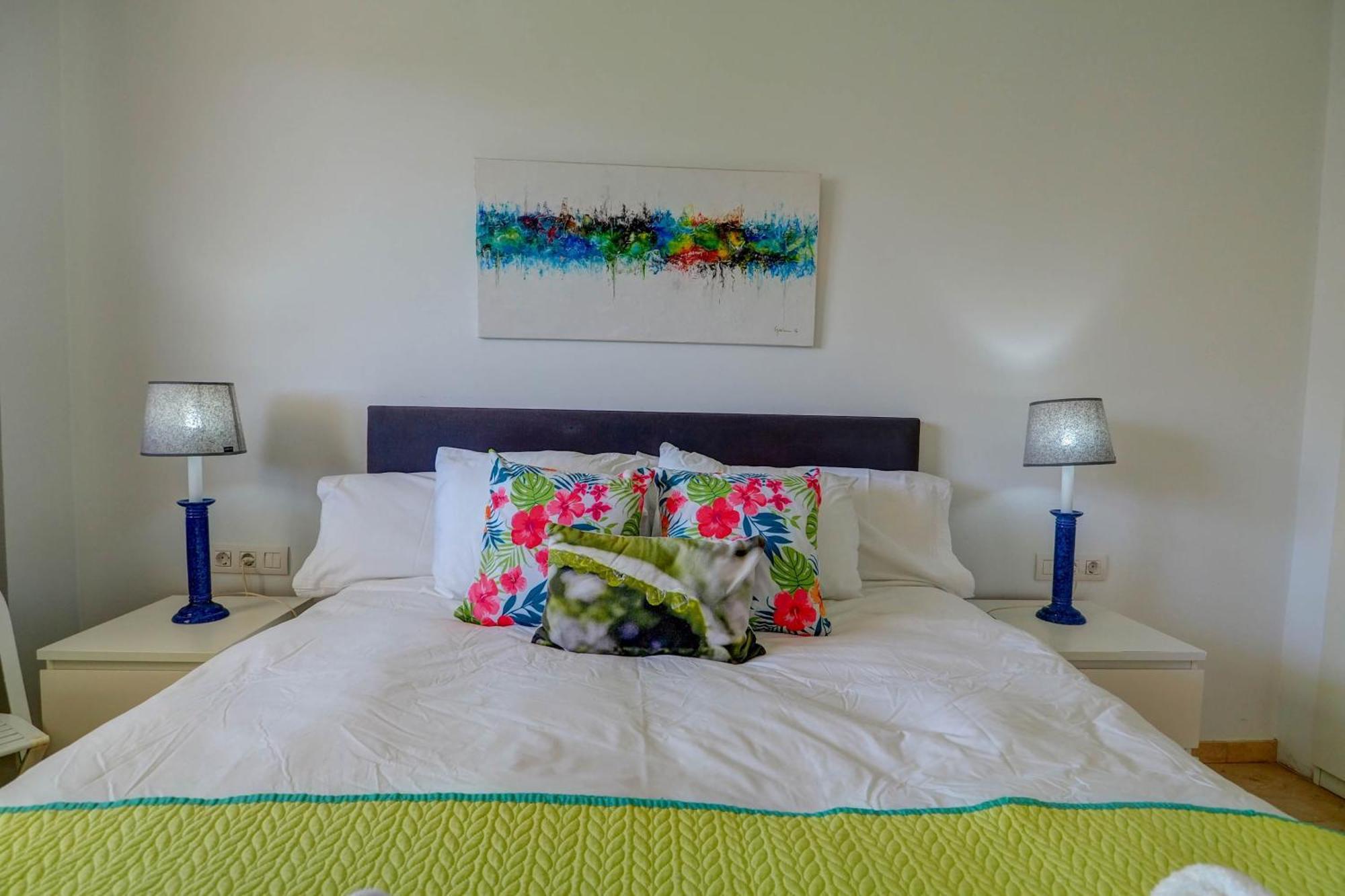 Mediterraneo Seaview Apartment By Hello Homes סיטגס מראה חיצוני תמונה