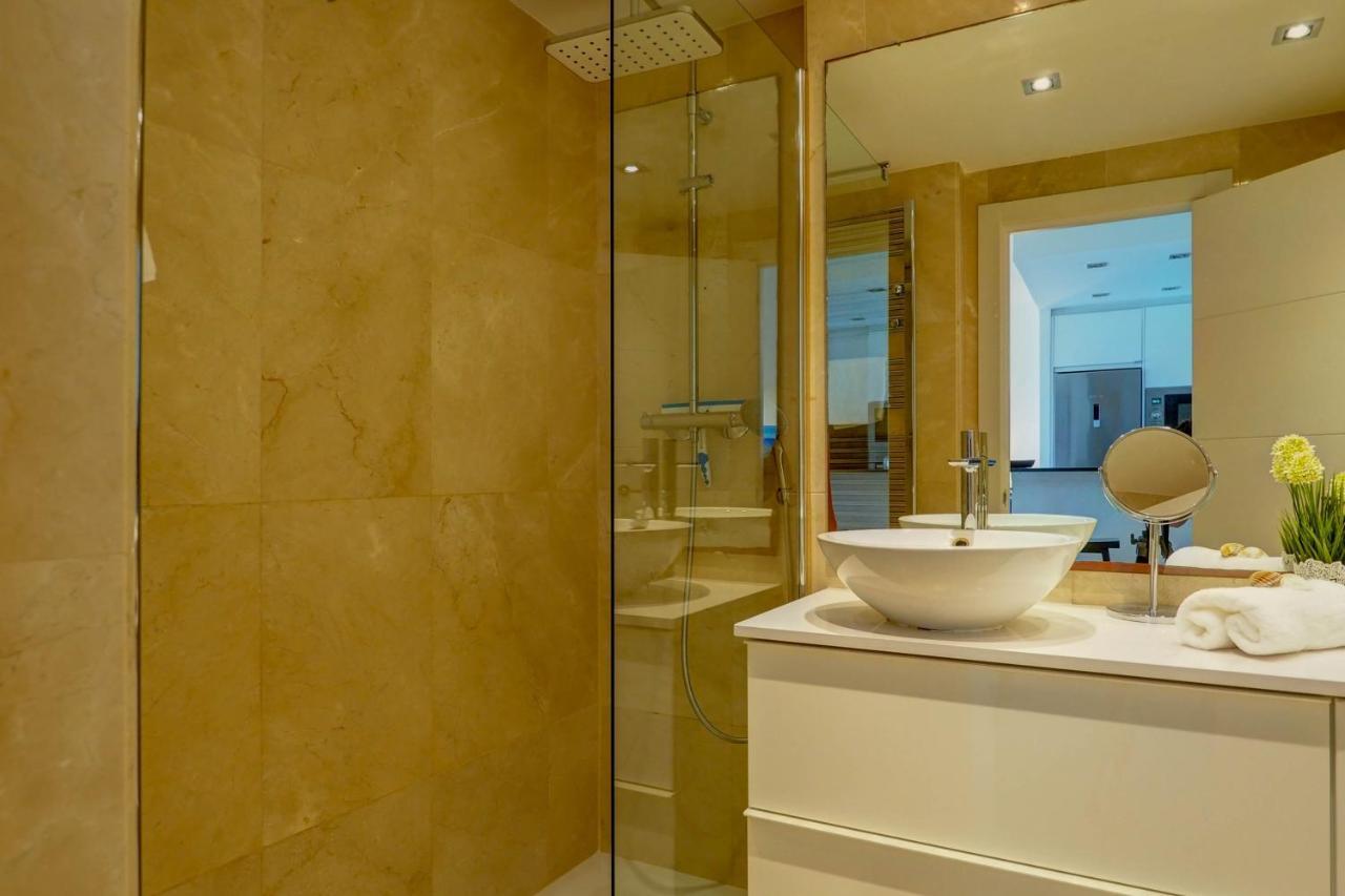 Mediterraneo Seaview Apartment By Hello Homes סיטגס מראה חיצוני תמונה